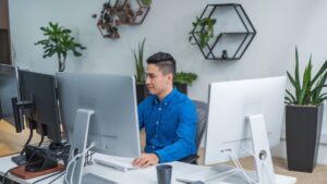 Professionnel concentré au bureau